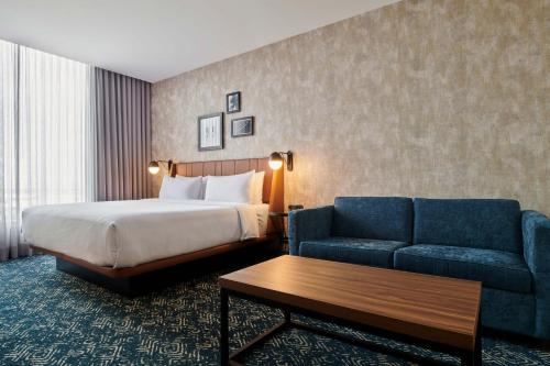 A bed or beds in a room at Four Points by Sheraton Ciudad Juarez