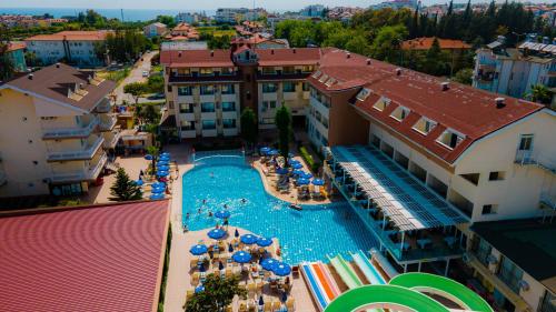 an overhead view of a swimming pool in a resort at Side Yeşilöz Hotel in Side