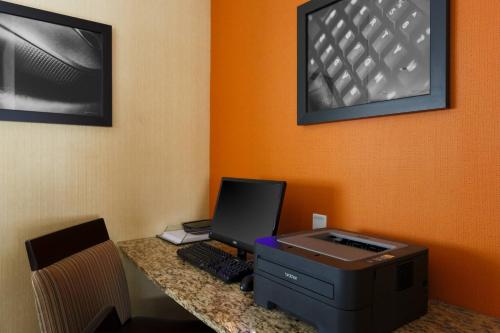 una oficina con ordenador e impresora en un escritorio en Residence Inn by Marriott Fort Smith en Massard