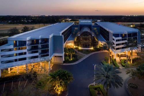 eine Luftansicht eines Krankenhausgebäudes in der Nacht in der Unterkunft Sheraton Orlando North in Orlando