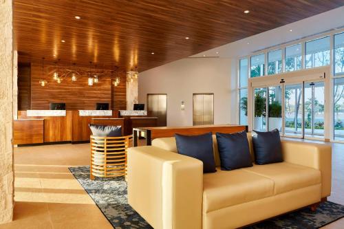 sala de estar con sofá y bar en Fairfield Inn & Suites by Marriott Cancun Airport en Cancún
