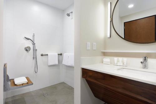 a bathroom with a sink and a mirror at Fairfield Inn & Suites by Marriott Cancun Airport in Cancún