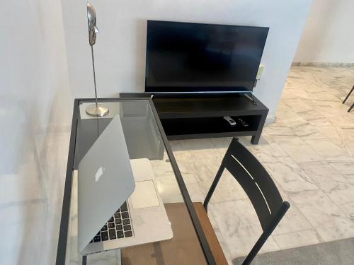Una televisión o centro de entretenimiento en Appartement les pieds dans l'eau WELCOME STAY