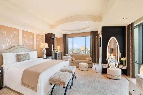 Postel nebo postele na pokoji v ubytování The St. Regis Cairo