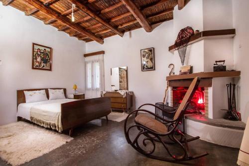 een slaapkamer met een bed en een open haard bij Sofiana Traditional Villa with swimming pool in Dhrapaniás