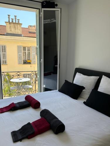 una camera da letto con un letto con due asciugamani sopra di Luxury Monaco ! 7 mins walk to casino square ! Yacht show ! F1 ! 15 sec to Monaco ! a Beausoleil