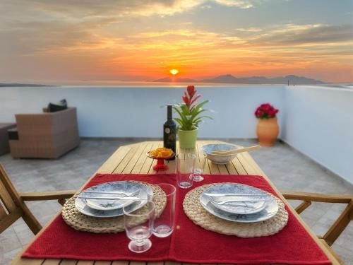 een tafel met een rood servet en wijnglazen erop bij LΟFT by Casa di Somnia in Lagoúdi Zía