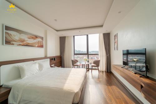 una camera con letto e TV a schermo piatto di Luxury Hotel **** a Cao Bằng