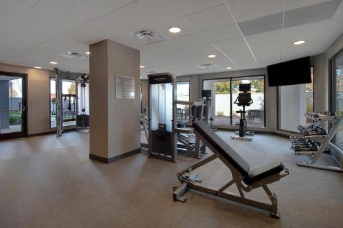 a gym with several treadmills and a treadmill at Courtyard by Marriott Cincinnati Airport in Erlanger