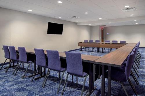 a conference room with a long table and chairs at Courtyard by Marriott Cincinnati Airport in Erlanger