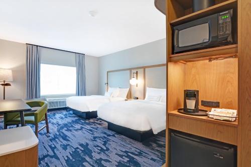 Fairfield Inn & Suites by Marriott Houston NASA/Webster tesisinde bir odada yatak veya yataklar