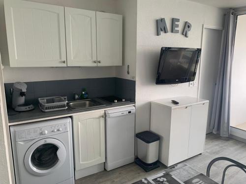 une cuisine avec une machine à laver et un évier dans l'établissement TRÈS BELLE VUE, à Leucate