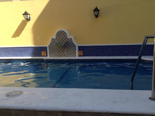 una piscina vacía con luces en el lateral de un edificio en Hotel La Siesta en Mazatlán