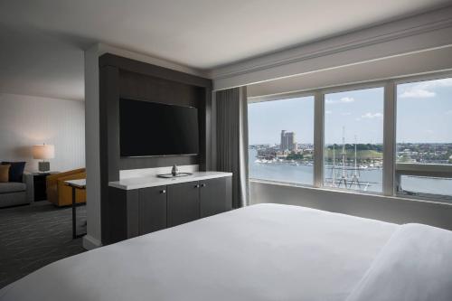 um quarto de hotel com uma cama e uma grande janela em Renaissance Baltimore Harborplace Hotel em Baltimore