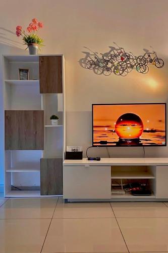 uma televisão de ecrã plano sentada num centro de entretenimento branco em Alantis Residence/CityArea/4-6Pax/Jonker/JHomestay em Malaca