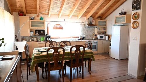 kuchnia ze stołem i krzesłami w kuchni w obiekcie Vila Topalli w mieście Pogradec
