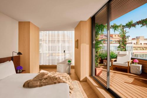 Un pat sau paturi într-o cameră la The Barcelona EDITION