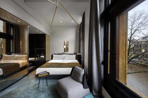 Katil atau katil-katil dalam bilik di W Amsterdam