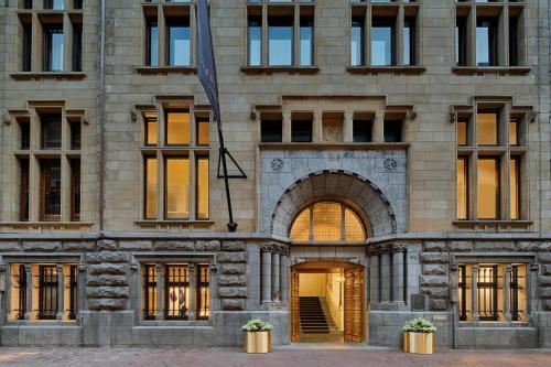 una fachada de un edificio con puerta en W Amsterdam en Ámsterdam