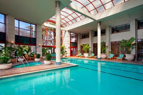 uma piscina num edifício com tecto de vidro em The Westin San Francisco Airport em Millbrae