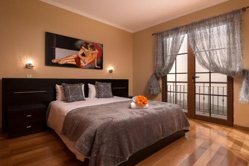 - une chambre avec un lit et une grande fenêtre dans l'établissement KING´S HOUSE (Sea View and Indoor BBQ), à Estreito da Calheta