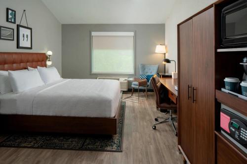 Pokój hotelowy z łóżkiem i biurkiem w obiekcie Four Points by Sheraton Dallas Arlington Entertainment District w mieście Arlington