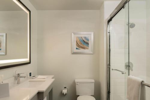 uma casa de banho com um WC, um lavatório e um chuveiro em Four Points by Sheraton Dallas Arlington Entertainment District em Arlington