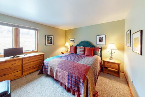 - une chambre avec un lit, une télévision et une fenêtre dans l'établissement Snowmas Village 20C, à Snowmass Village