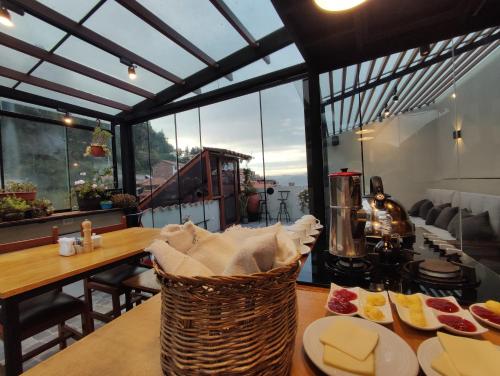 una cocina con una mesa con platos de comida. en Casa Agustina, en Cusco