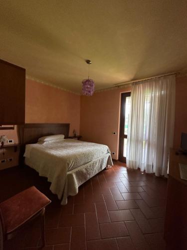 Cazzago San MartinoにあるB&B L'angoloのベッドルーム(大型ベッド1台、窓付)