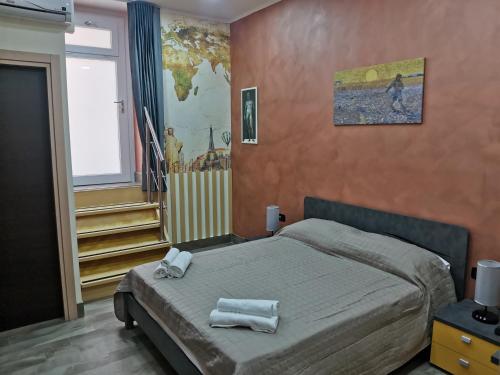 ein Schlafzimmer mit einem Bett mit Handtüchern darauf in der Unterkunft Nunù Bed and Breakfast in Acri