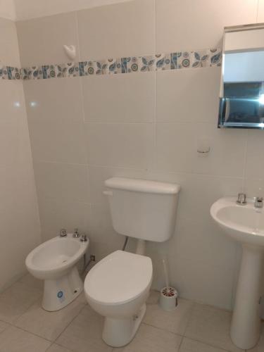biała łazienka z toaletą i umywalką w obiekcie MARGARITA ALOJAMIENTO TEMPORARIO w mieście San Fernando del Valle de Catamarca