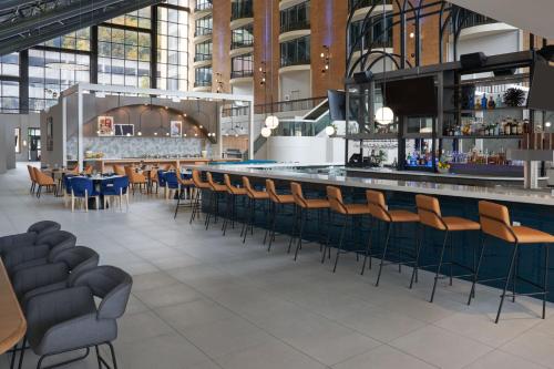 Un restaurante u otro lugar para comer en Sheraton Pittsburgh Hotel at Station Square