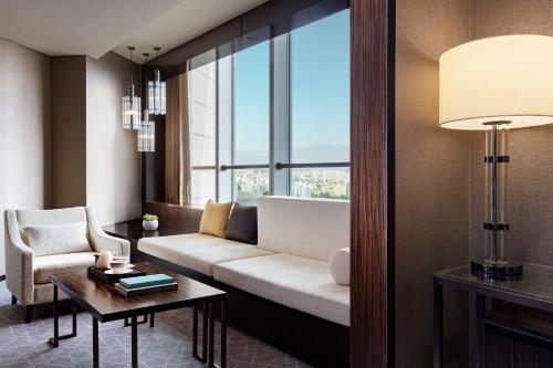 - un salon avec un canapé blanc et une fenêtre dans l'établissement JW Marriott Hotel Yinchuan, à Yinchuan