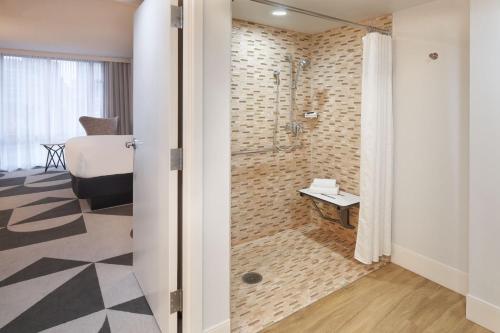 La salle de bains privative est pourvue d'une douche. dans l'établissement Sheraton Pittsburgh Hotel at Station Square, à Pittsburgh