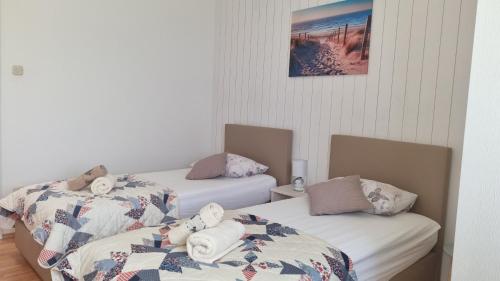 um quarto com duas camas com toalhas em Villa Silvana Brown em Marusici 