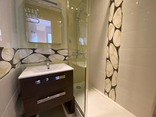 a bathroom with a sink and a shower at Le Clos des Dunes, maison à Erdeven in Erdeven