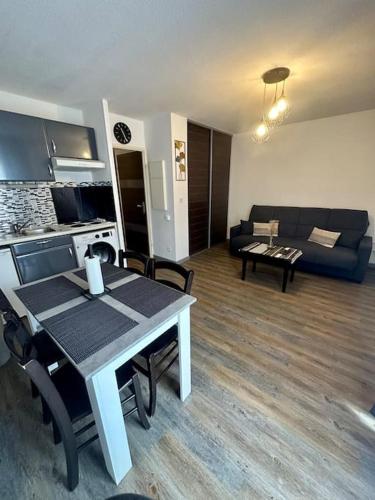 un salon avec une table et un canapé dans l'établissement Lourdes Home, à Lourdes