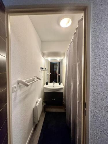 une salle de bain avec un lavabo, des toilettes et un miroir dans l'établissement Lourdes Home, à Lourdes