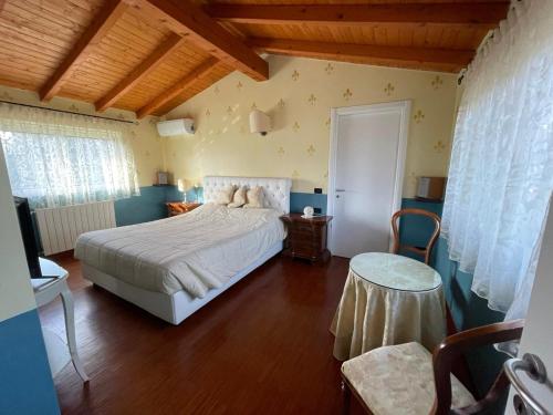 Katil atau katil-katil dalam bilik di Lussuosa villa vicino alla stazione