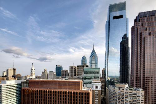 uma vista para o horizonte da cidade com edifícios altos em Sheraton Philadelphia Downtown em Filadélfia
