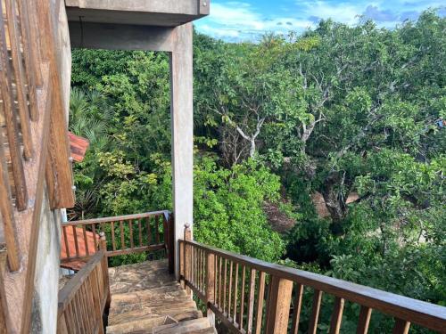 un balcón de una casa con vistas a los árboles en Porini House, en Dar es Salaam