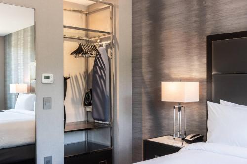 沃爾瑟姆的住宿－Residence Inn by Marriott Boston Waltham，酒店客房,配有床和镜子