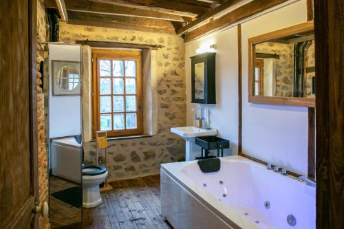 Bathroom sa La Maison du Bonheur & Spa