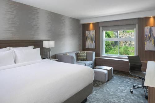 A bed or beds in a room at Courtyard by Marriott Edgewater NYC Area
