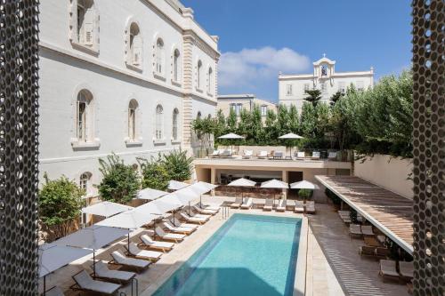 Vaizdas į baseiną apgyvendinimo įstaigoje The Jaffa, a Luxury Collection Hotel, Tel Aviv arba netoliese