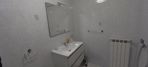 Bilik mandi di Begio Apartments