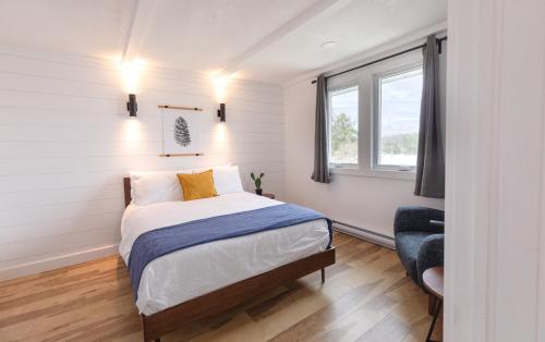 a small bedroom with a bed and a window at Bonnie View Inn in Haliburton