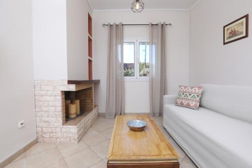 Ruang duduk di Renos House by Corfu Escapes