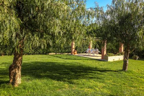 Taman di luar Renos House by Corfu Escapes